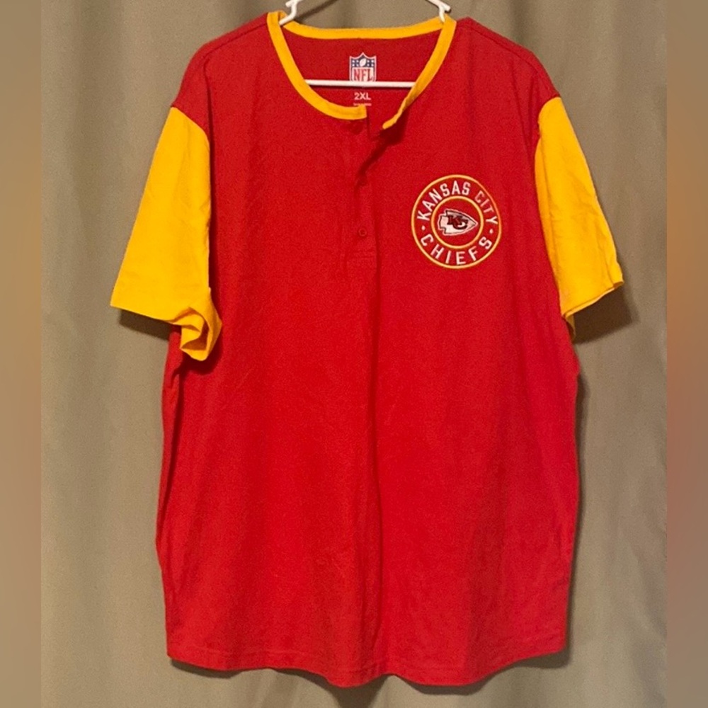 NFL Kansas City Chiefs  Henley Tee Shirt Sewn Logo Red and Yellow Men’s 2XL